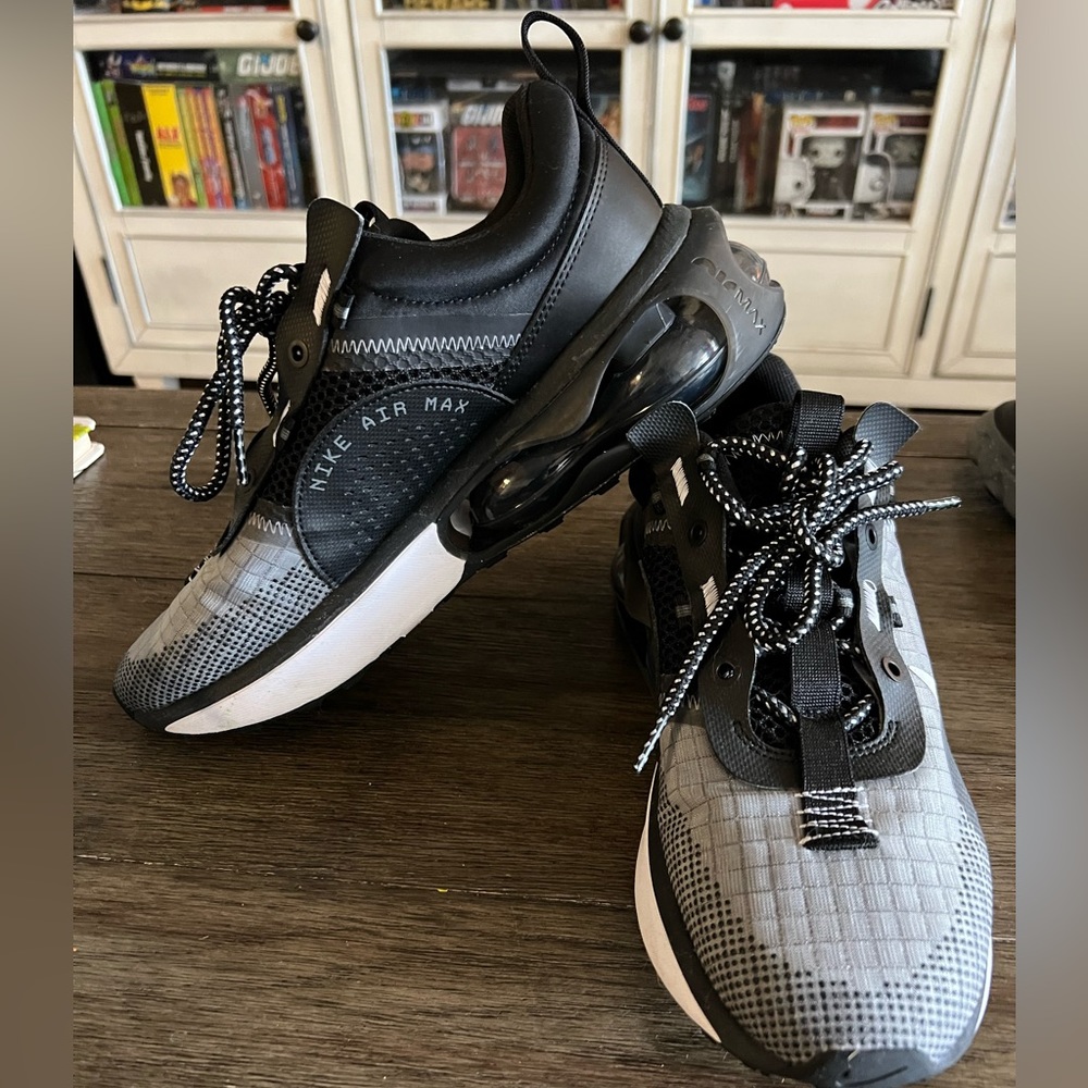 Side 10 men’s Airmax worn a time or 2. Still like new!